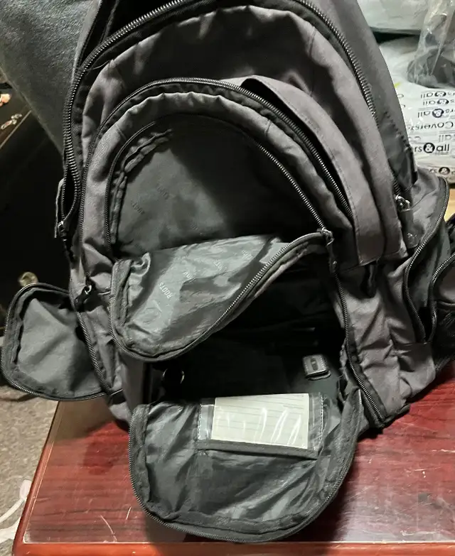 ROOTS Back Pack in Other in Kitchener / Waterloo - Image 7
