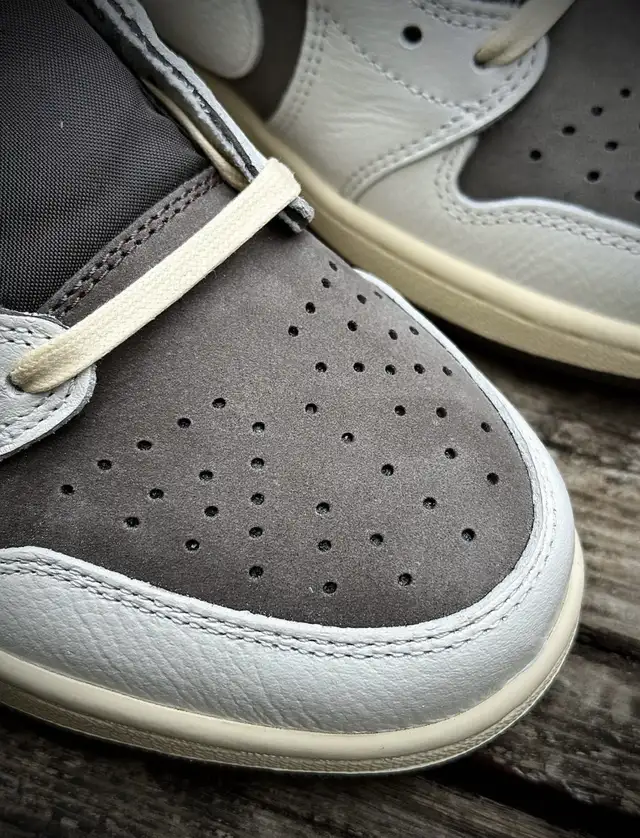 Jordan 1 Retro Low SP Travis Scott Reverse Mocha  in Men's Shoes in Mississauga / Peel Region - Image 8