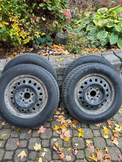 Je vends un ensemble de quatre pneus d'hiver Motomaster Winter Edge II, dimension 225/65R17, montés...