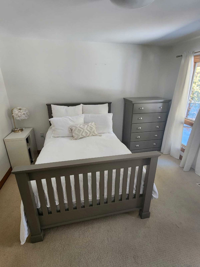 Solid Wood Bedroom Set in Dressers & Wardrobes in Mississauga / Peel Region