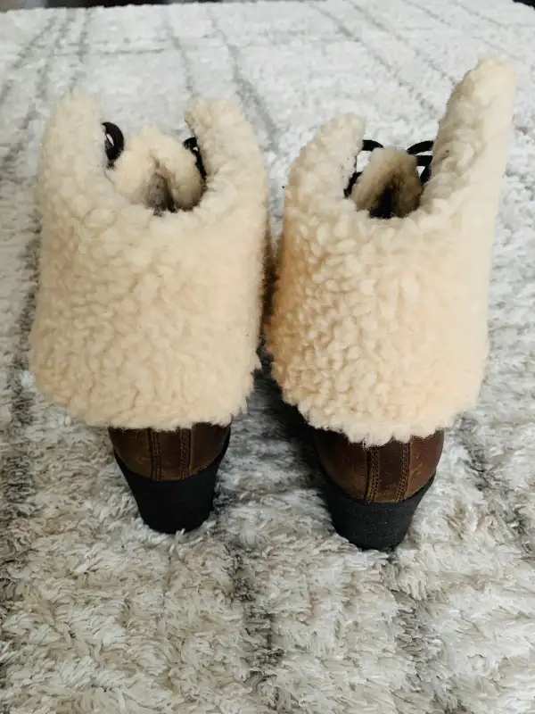 UGG Women's W Zea Cold Weather Waterproof Boots (Sz 8) in Women's - Shoes in Markham / York Region - Image 4
