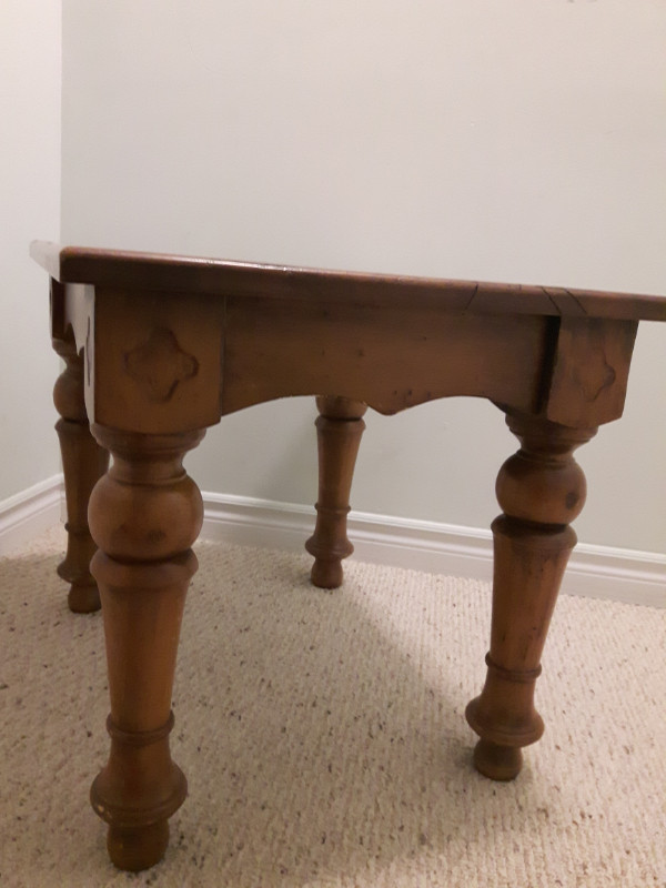 Elegant Solid Pine End Table in Coffee Tables in Cambridge - Image 2