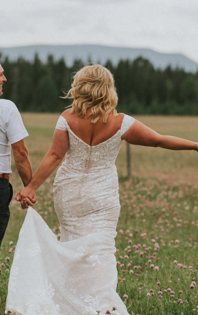 Beautiful Designer Wedding Dress - Size 12 in Wedding in Medicine Hat - Image 4