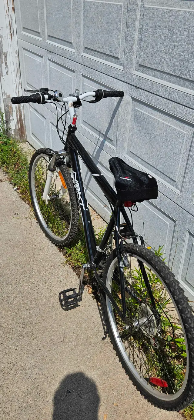 Black & White and Green Bicycles in Other in City of Toronto - Image 5