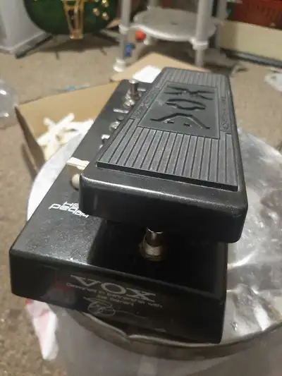 This used Vox Big Bad Wah Pedal is designed in partnership with Joe Satriani. The pedal is in good w...