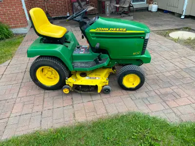 Tracteur à jardin, John Deere 345. 18HP. Deux. Cylindres., transmission hydrostatique,PTO électrique...