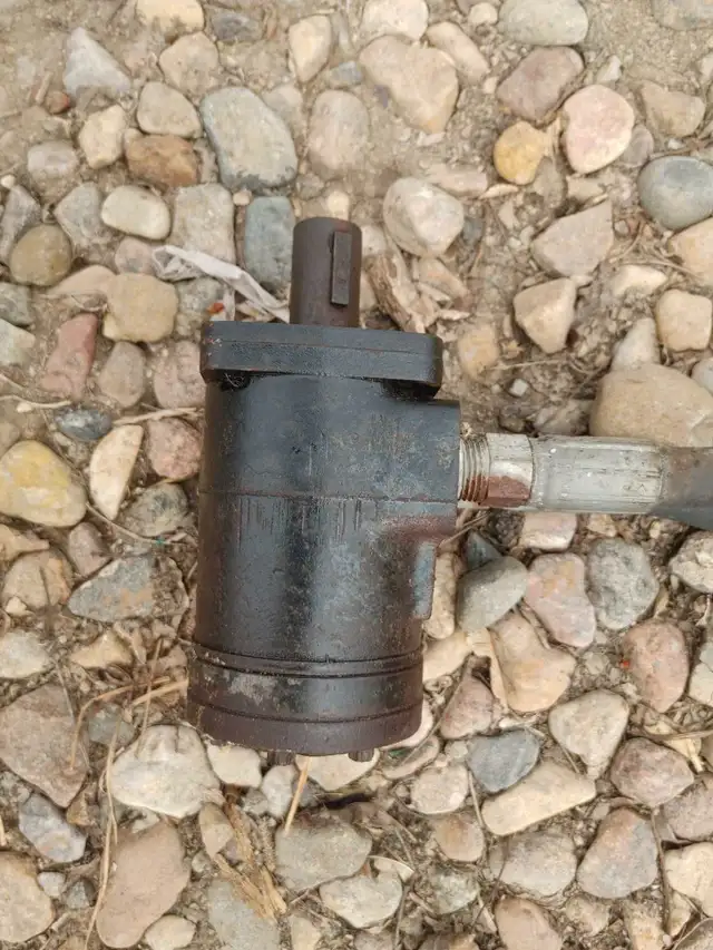 Hydraulic Motor in Other in Moose Jaw - Image 2