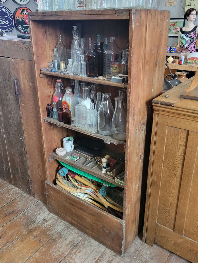 Antique Primitive Pine Bookshelf in Bookcases & Shelving Units in Owen Sound - Image 3