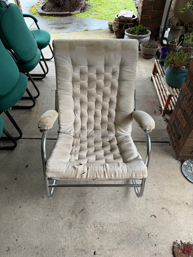 Rocking Chair needs to be recovered or use a throw $5 in Chairs & Recliners in Parksville / Qualicum Beach - Image 2