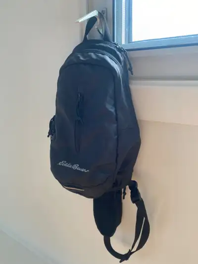 The interchangeable, lightly-padded shoulder strap lets you wear this 10-liter sling pack on either...