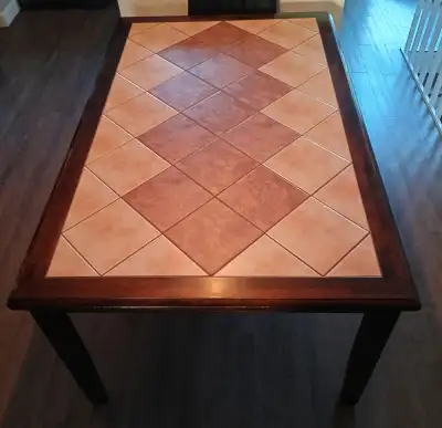 Table de cuisine en bois et dessus céramique 60" x 40", elle n'a pas de rallonge 3 chaises à donner...
