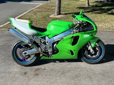 1998 ZX7R many upgrades full Hindle high pipe brand new EBC Race rotors $800 less then 100 km on the...