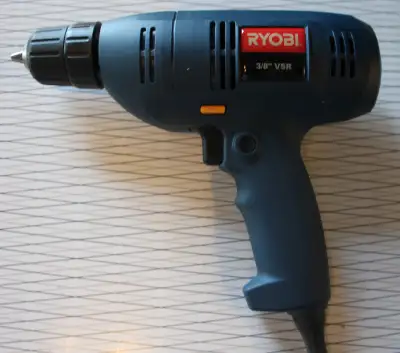 Comes with a ⅜” keyless chuck. Comes with a carry/storage case (claspless) Comes with the manual. 0-...