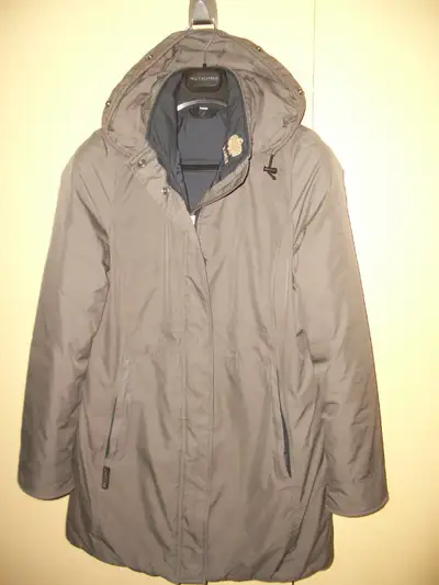 Kanuk -- winter coat __ manteau d'hiver __ size L (4) In very good condition. Clean. Maison sans ani...