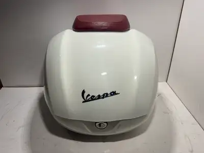 Vespa Primavera/Sprint Top Case Innocenza White (544) I have for sale a genuine Vespa Primavera/Spri...