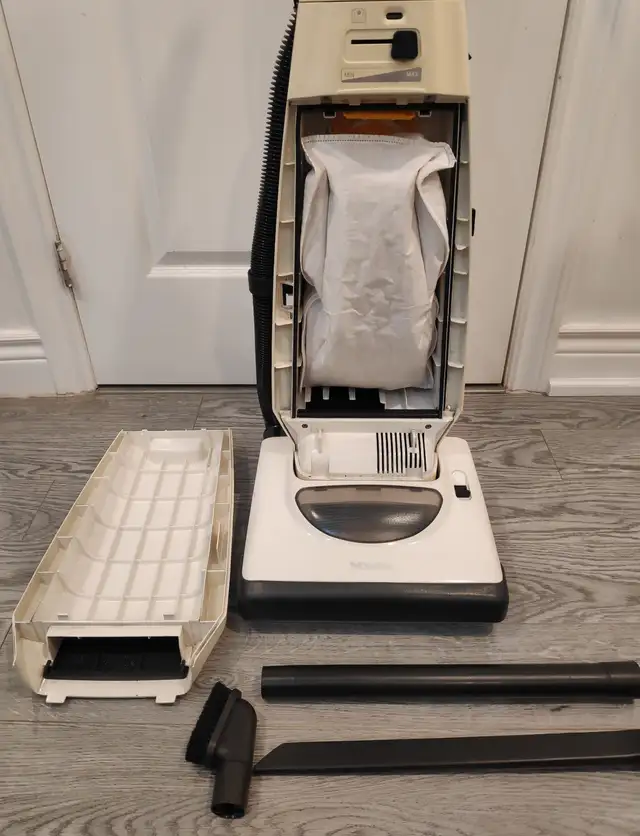 Miele upright vacuum cleaner - Model S177i in Vacuums in City of Toronto - Image 5
