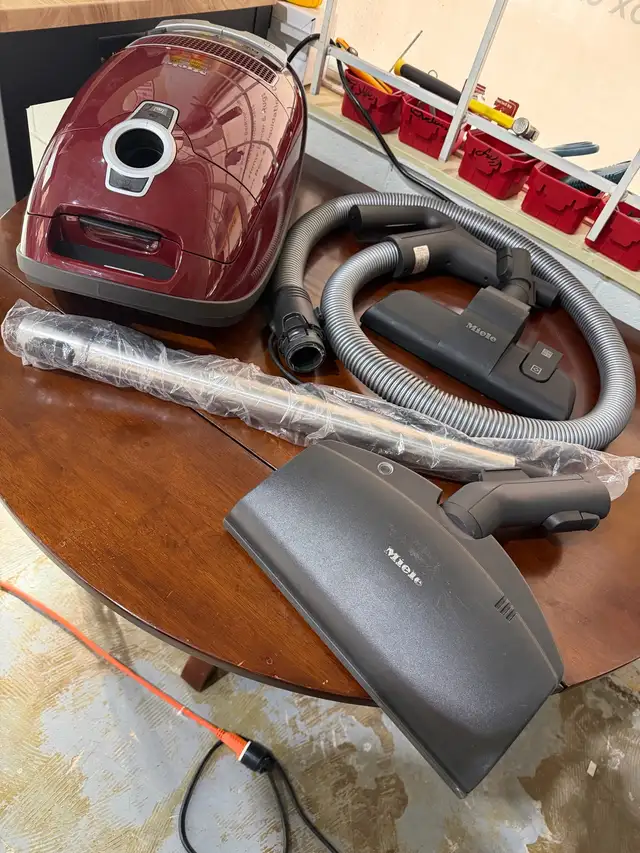 Miele C3 PowerLine Canister Vacuum  in Vacuums in Oakville / Halton Region - Image 3