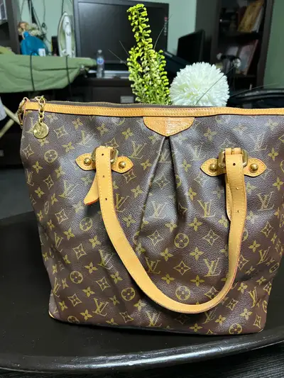 I'm selling my Louis Vuitton Palermo GM tote bag. This stylish and spacious bag features the iconic...