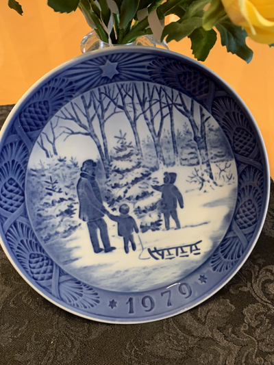 This is a very valuable ROYAL COPENHAGEN DENMARK COLLECTORS PLATE. 1979 It is themed " CHOOSING THE...