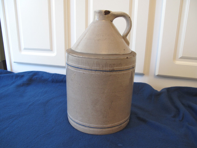 ANTIQUE STONEWARE CROCK JUG w. HANDLE - 1 gallon Whiskey in Arts & Collectibles in Guelph - Image 2