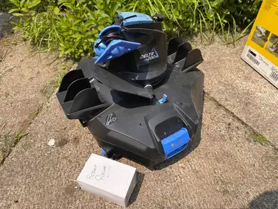 Robot nettoyeur de piscine/ pool cleaning robot, View more