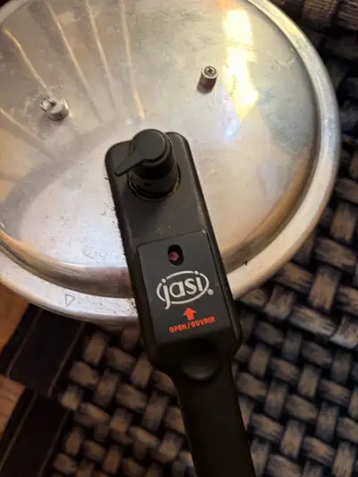 This Jasi pressure cooker is a reliable kitchen staple, perfect for whipping up delicious, time-savi...