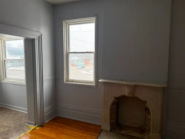 AVAILABLE NOW!  SUNNY 1 bedroom apt. close to downtown Brantford