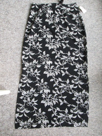NEW-Long black/white printed Skirt-Size 7/8