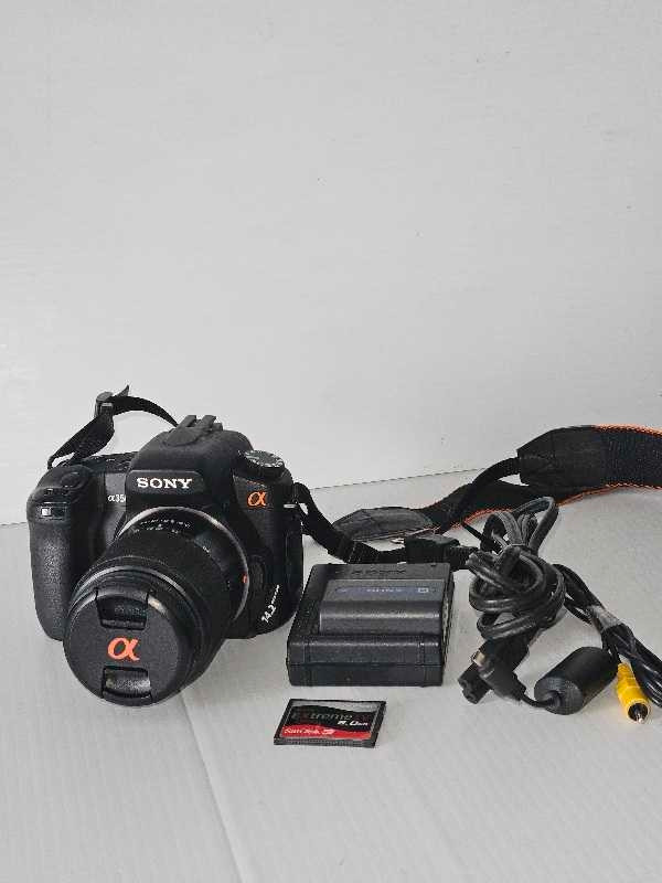 Sony Alpha  A100 10..2 MP  DSLR Camara W 50mm F/ 1.8 Lens  dans Appareils photo et caméras  à Ville de Montréal - Image 2
