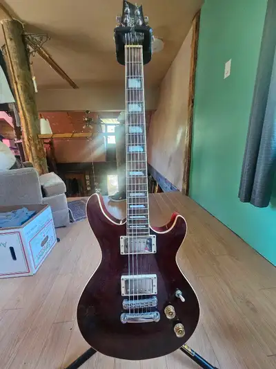 Plays and sounds awesome, great shape, comes with stand, case and amp.