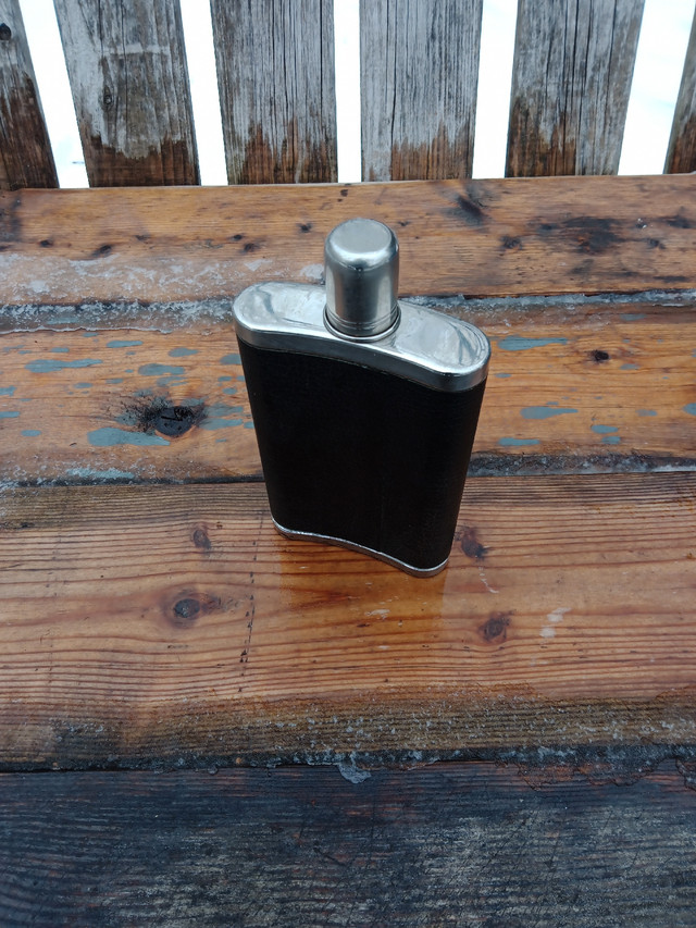 Antique 8oz  Stainless Steel Whisky Vest Flask in Arts & Collectibles in Oshawa / Durham Region - Image 2