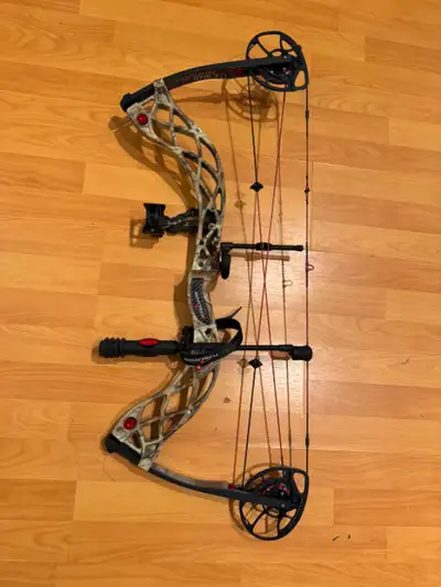 Arc de chasse avec plusieurs flèches et pointes de chasse. Whisker biscuit. Très léger et précis. Av...