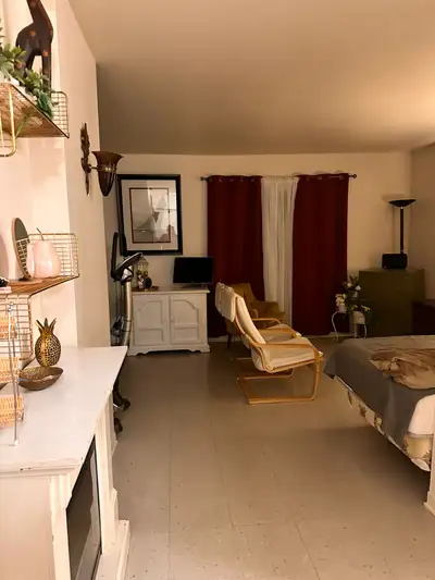 CHAMBRE À LOUER TOILETTE PRIVÉ AVEC DOUCHE ENTREE PRIVÉ ET BALCON AVEC PORTE CUISINE ET SALON A PART...