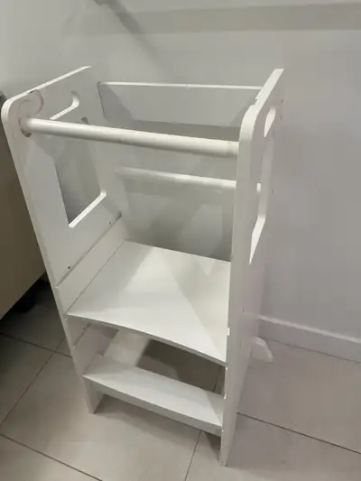 White wooden learning tower, adjustable height