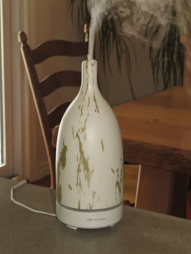 Saje Diffuser Aroma Om Marble aromatherapy in Home Décor & Accents in Trenton - Image 2