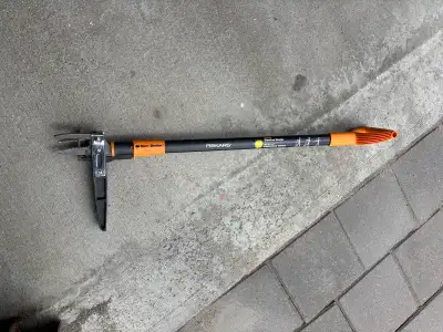 This is a Fiskars Stand-up Weeder, perfect for removing weeds without bending or kneeling, featuring...