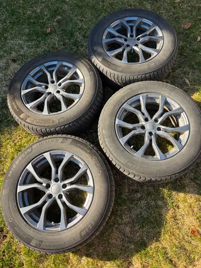 Pneus d'hiver Michelin X-Ice Snow SUV 235/65R18 pour Lexus RX Les pneus ont été utilisé pour 3 hiver...