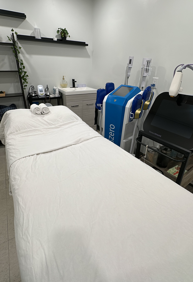 PRIME CLINIC SPACE FOR RENT – SUNDAYS ONLY | HEALTH & BEAUTY in Commercial & Office Space for Rent in City of Toronto - Image 6