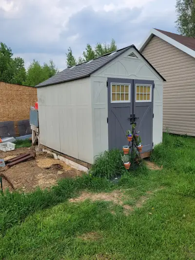 remise en resine(plastic) de 8x10. seul propriétaire. vien avec la base en bois traité et les 4 bloc...