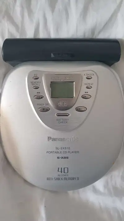 Listen to your favourite tunes on the go with this used Panasonic SL-SX510 portable CD player. This...