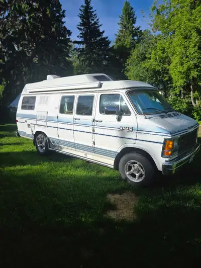 1989 Dodge D250 pleasure Way camper van 318 EFI engine 138000 km New tires Fresh Sask. Safety VG con...
