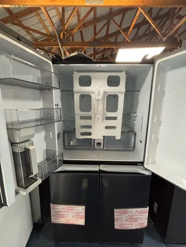 Samsung Bespoke “36” Black Stainless Steel 4 Door Fridge in Refrigerators in Norfolk County - Image 3