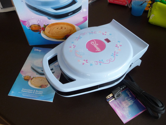 Cinderella Waffle Maker (Disney) dans Vaisselle et articles de cuisine  à Ville de Montréal