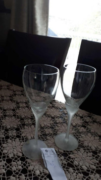 2 BEAUTIFUL WINE GLASSES WITH FROSTED STEMS