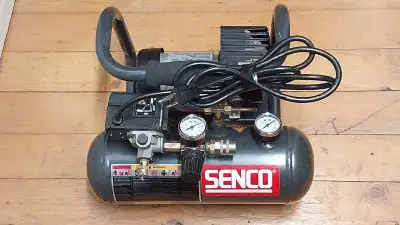Compresseur Senco 1 gallon. Très bon état, peu utilisé. Léger, portatif, peu bruyant, qualité Senco....