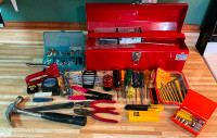Coffre à outils avec plein d’outils divers