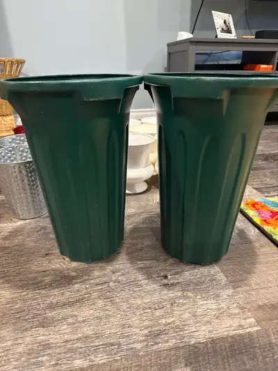 vase en plastique ou métal, View more