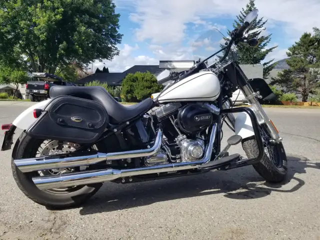 2017 Harley Davidson Softail Slim. in Street, Cruisers & Choppers in Revelstoke - Image 2
