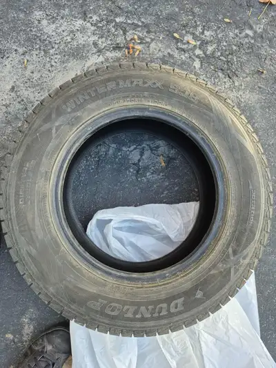 4 Pneus Dunlop winter maxx 215 70 R16 a vendre, tres peu d'usure.