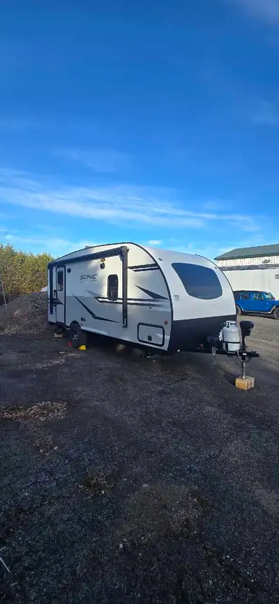 Roulotte sonic lite 2021 très propre et tout équipé.mondel sl169vrk avec garantie prolongée de 3ans...